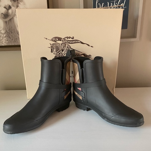Burberry rain boots- used once